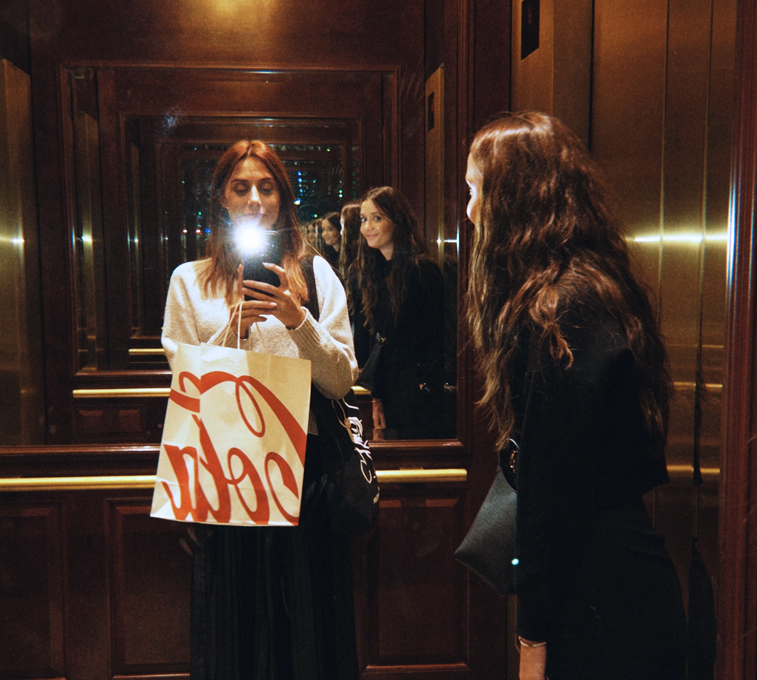 Ana et Noa dans un ascenseur